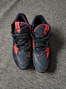 Nike Kyrie Men’s Basketball Shoes - Black/Red